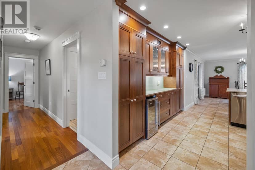 18 Newland Crescent — photo 8 of 40