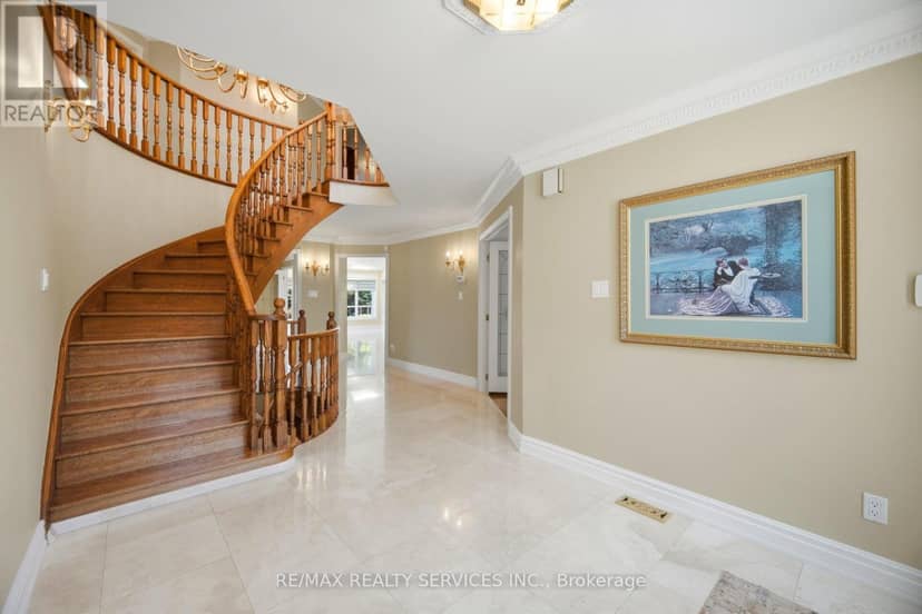 36 Shadywood Road — photo 9 of 40