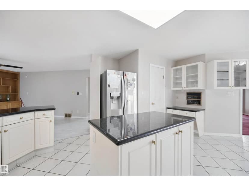 5107 17 AV NW — photo 14 of 40