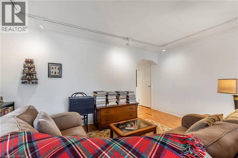 13 MCMASTER Avenue — photo 16 of 40