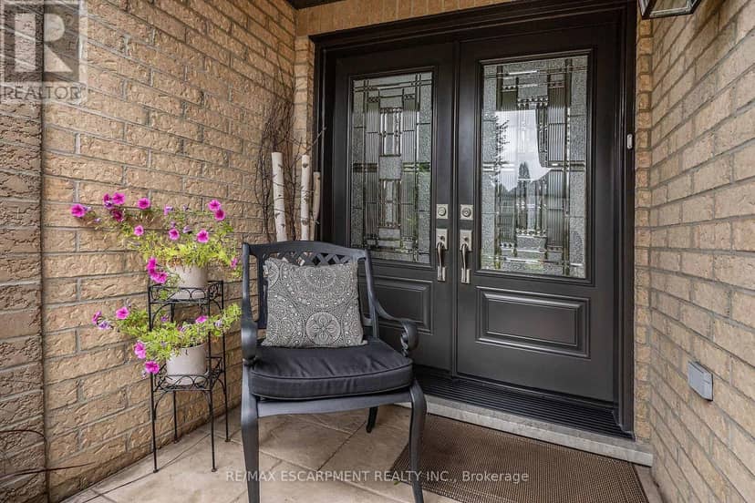 90 Surrey Drive — photo 4 of 32