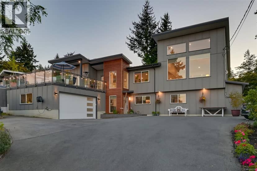 8566 Moxon Terr, North Saanich