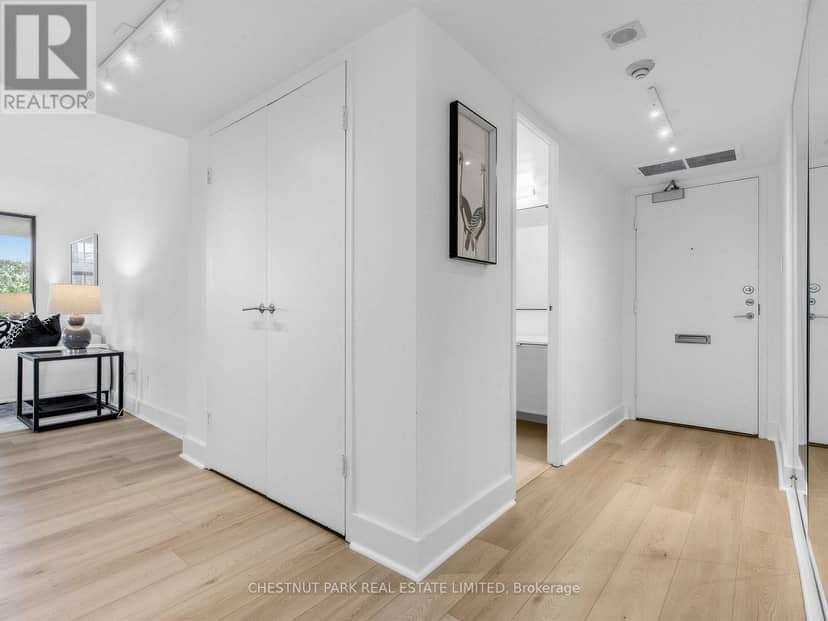 401 - 10 Avoca Avenue — photo 4 of 34