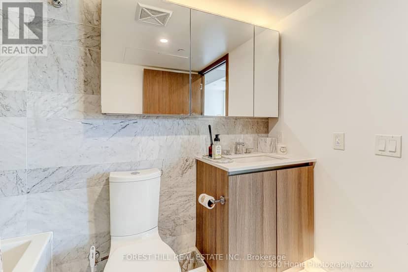 1215 - 17 Bathurst Street — photo 18 of 34
