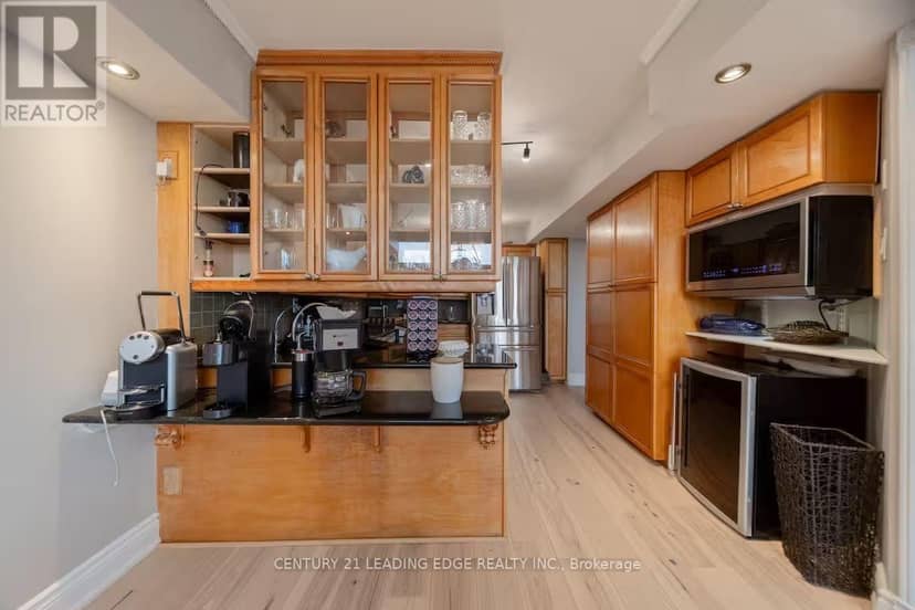 1805 - 380 King Street — photo 14 of 40