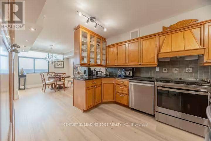 1805 - 380 King Street — photo 16 of 40