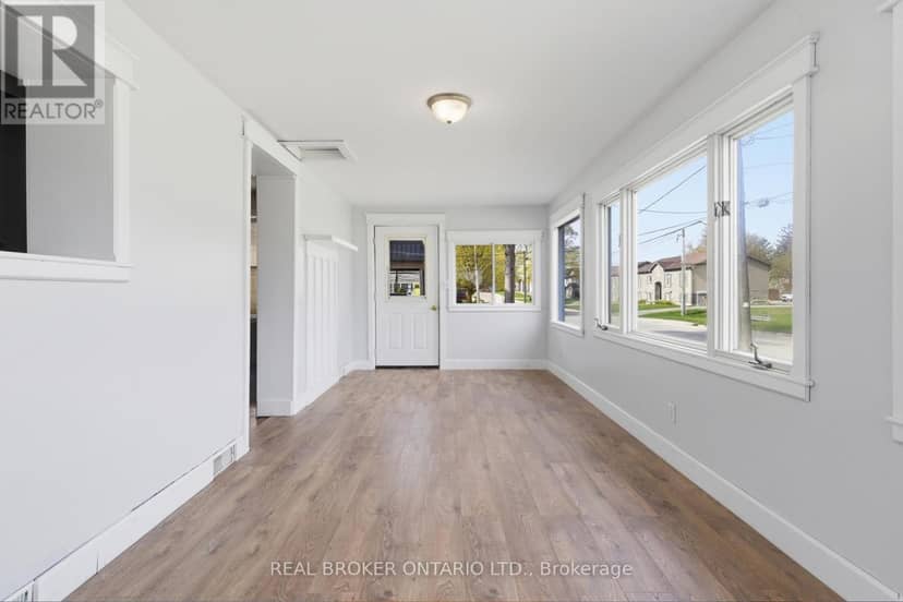 368 Wellington Avenue S — photo 3 of 39