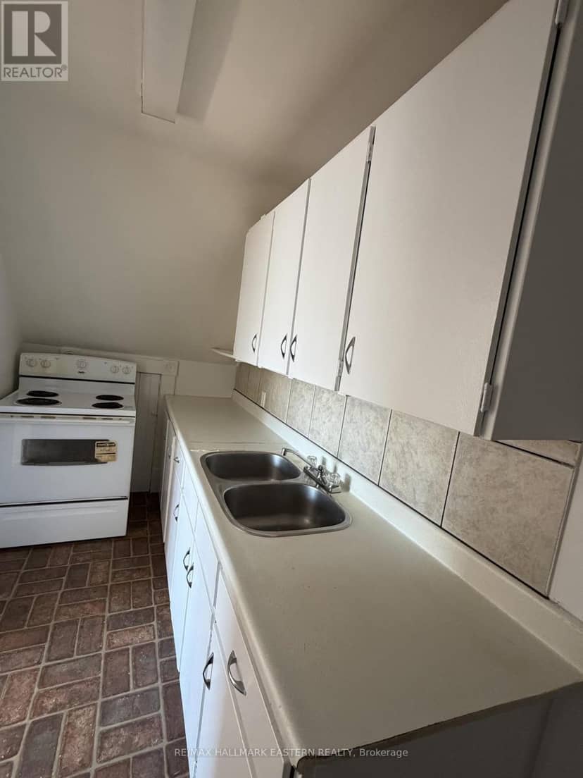 194 London Street — photo 10 of 12