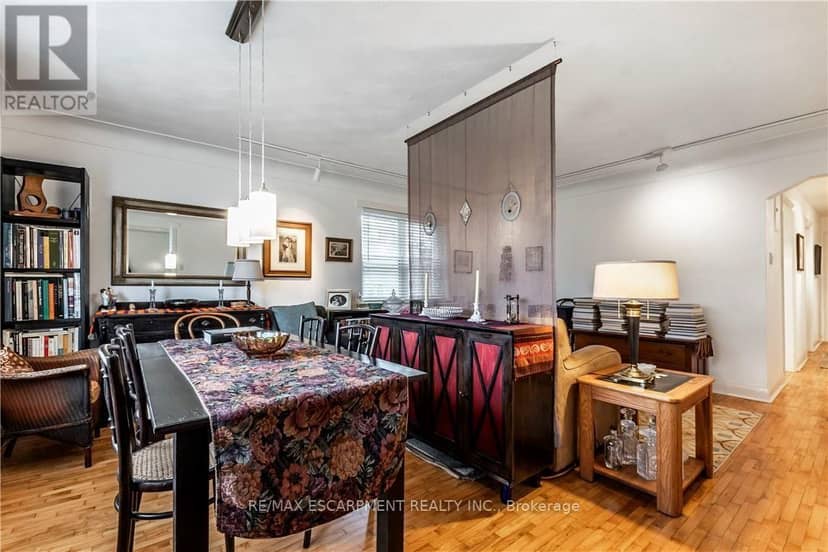 13 McMaster Avenue — photo 13 of 40