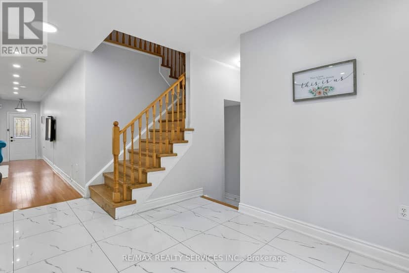 276 Fitzgerald Crescent — photo 12 of 40