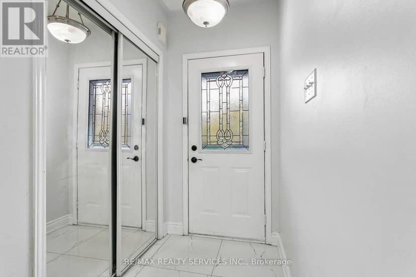276 Fitzgerald Crescent — photo 3 of 40