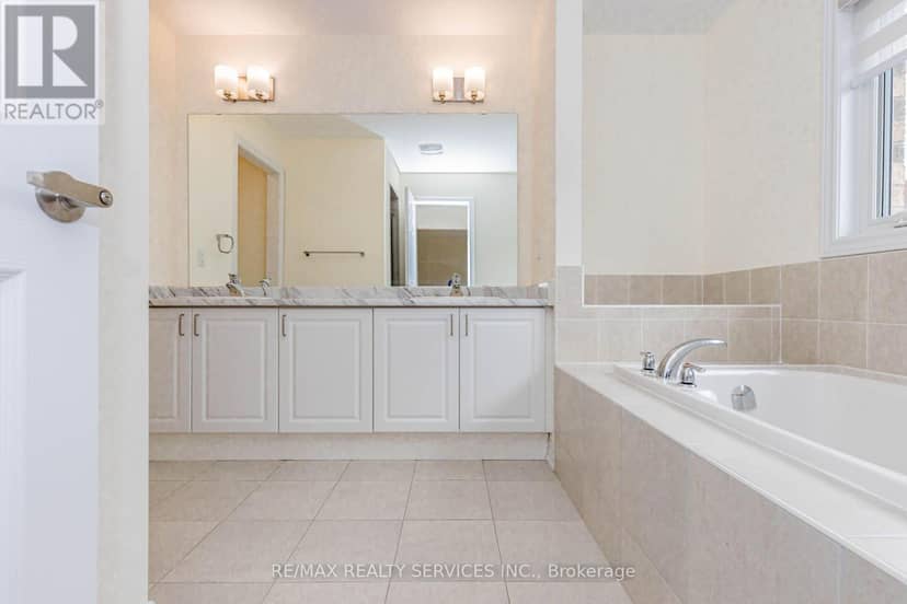 37 Royal Fern Crescent — photo 26 of 40