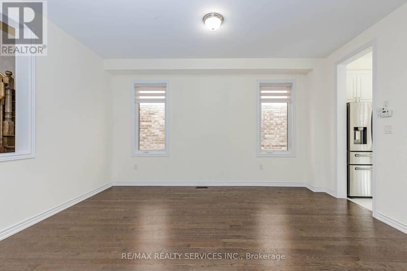 37 Royal Fern Crescent — photo 8 of 40