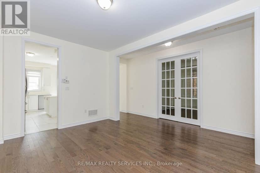37 Royal Fern Crescent — photo 9 of 40