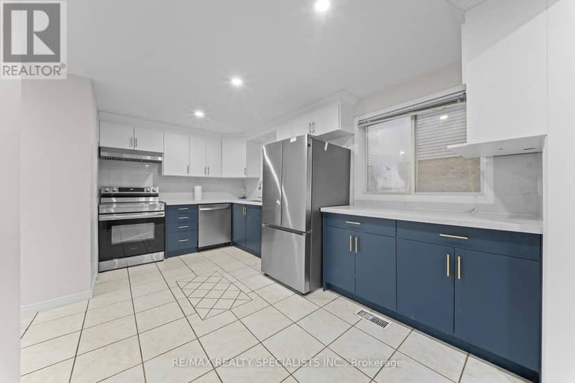 110 Steeles Crescent — photo 13 of 36