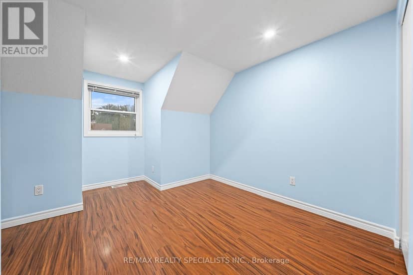 110 Steeles Crescent — photo 24 of 36