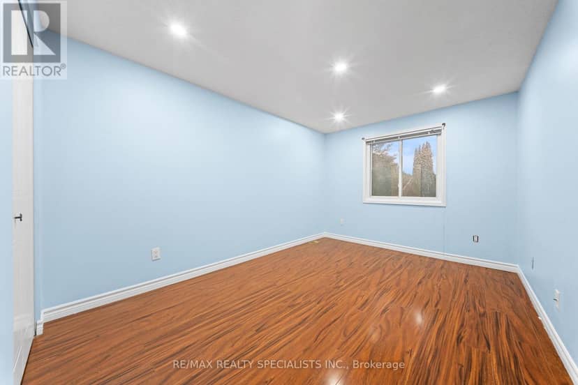 110 Steeles Crescent — photo 26 of 36