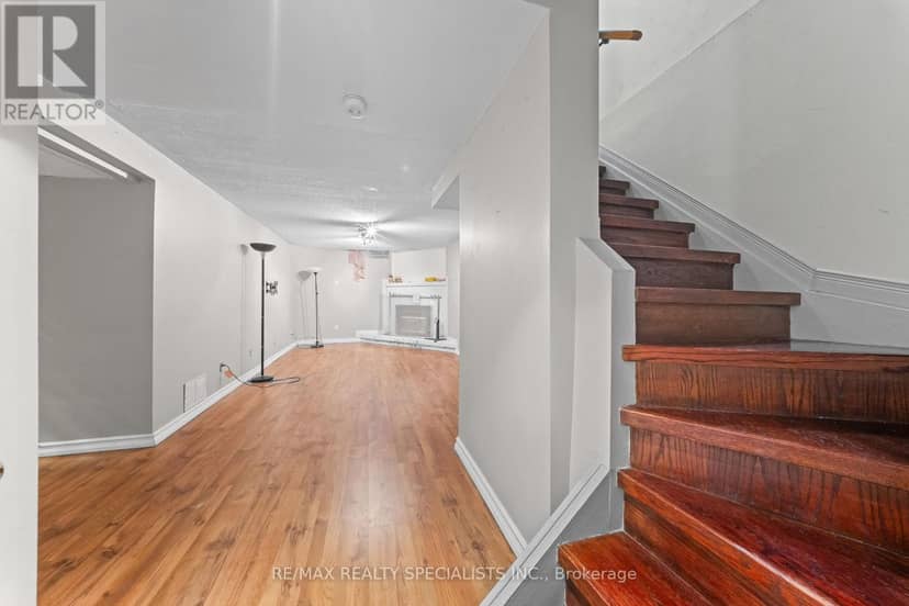 110 Steeles Crescent — photo 28 of 36