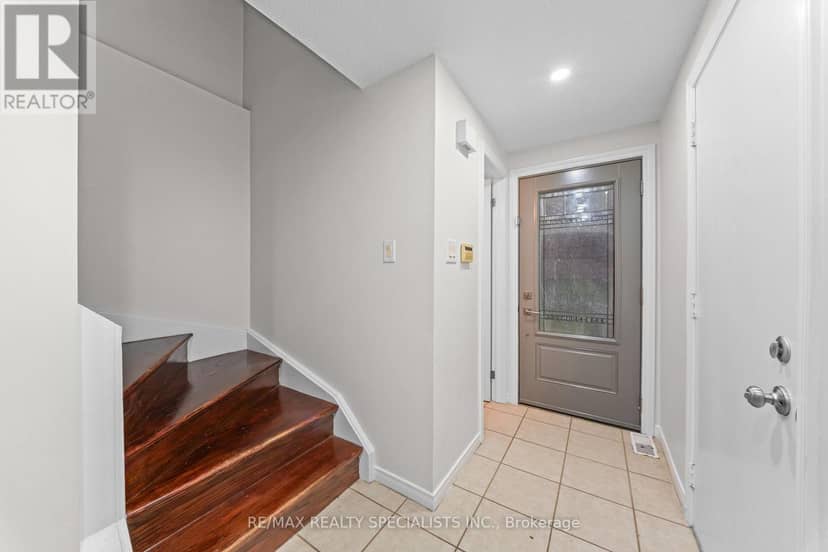 110 Steeles Crescent — photo 6 of 36