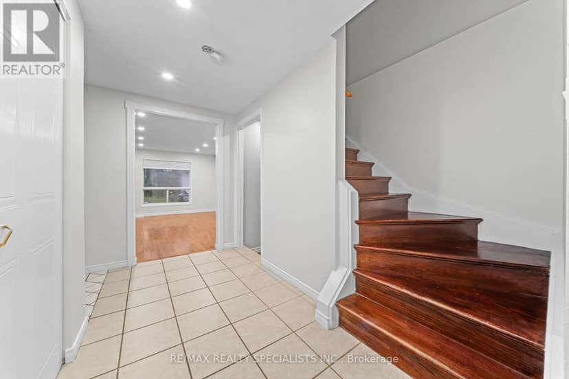 110 Steeles Crescent — photo 7 of 36