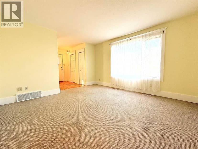 4310 50 Avenue — photo 11 of 40