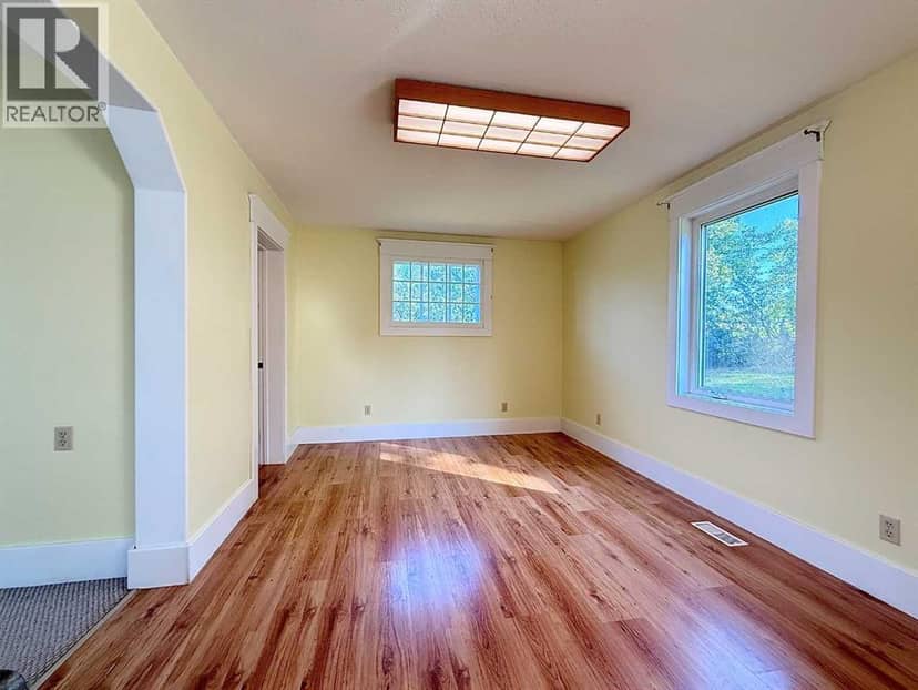 4310 50 Avenue — photo 9 of 40