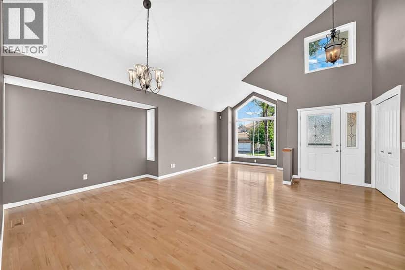 180 Hamptons Terrace NW — photo 10 of 40