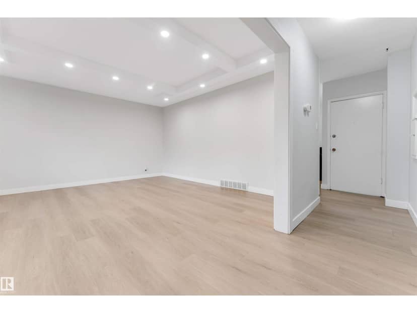 7928 82 AV NW — photo 10 of 21
