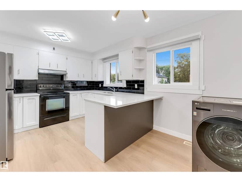 7928 82 AV NW — photo 12 of 21