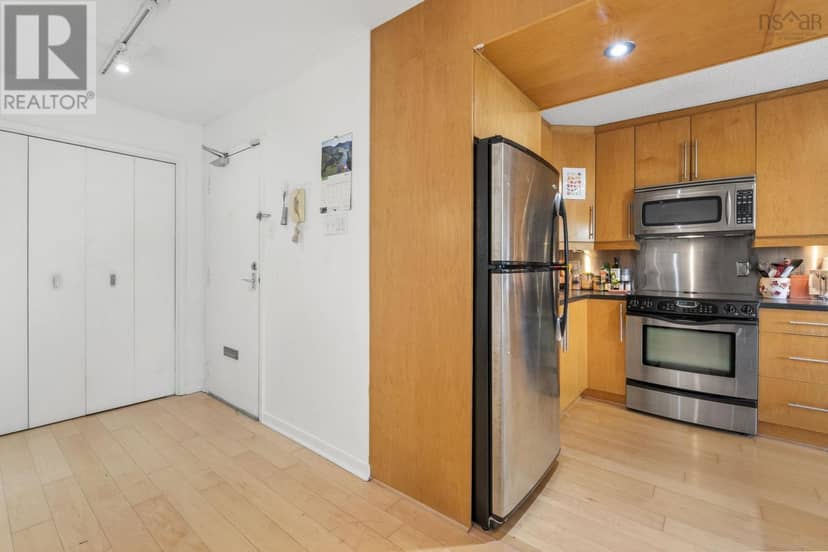 404 990 McLean Street — photo 9 of 22