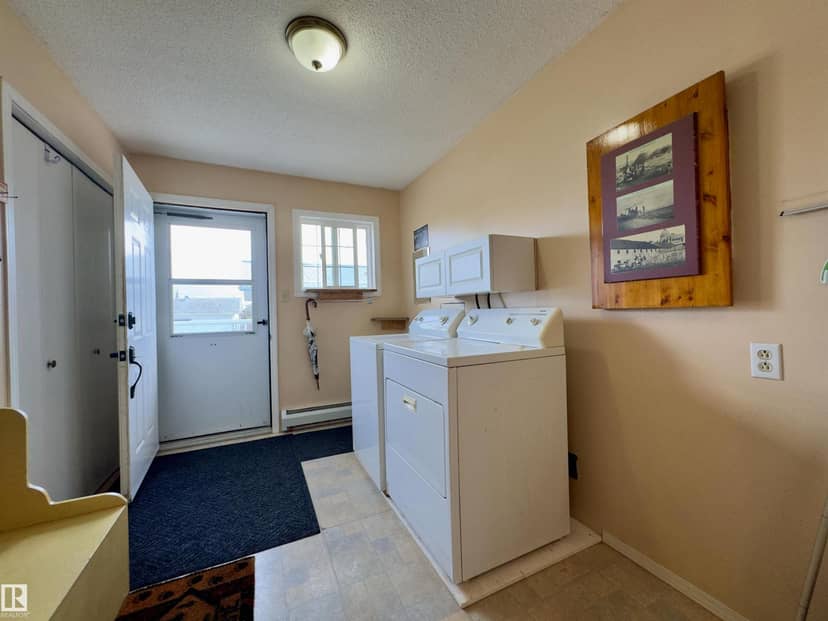 4844 47 AV — photo 10 of 39