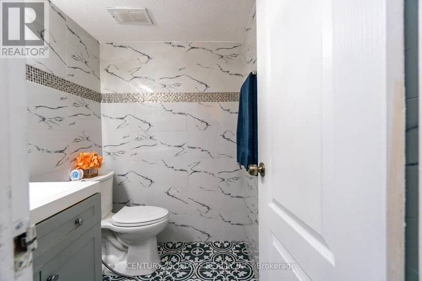 3001 - 3 Massey Square — photo 10 of 21