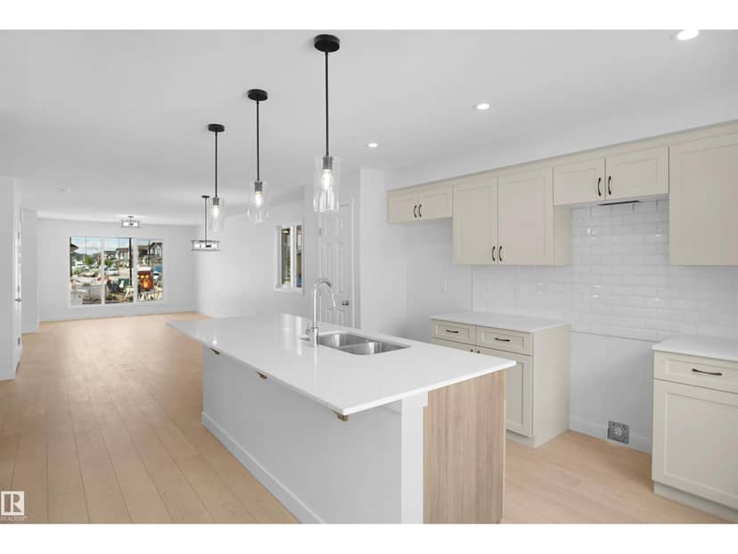 7319 181 AV NW — photo 11 of 31