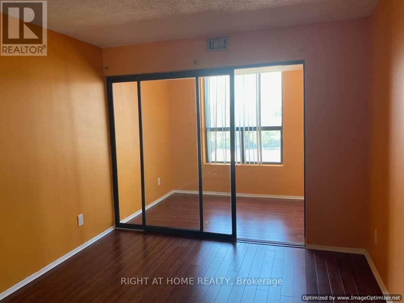 302 - 25 Agnes Street — photo 13 of 16