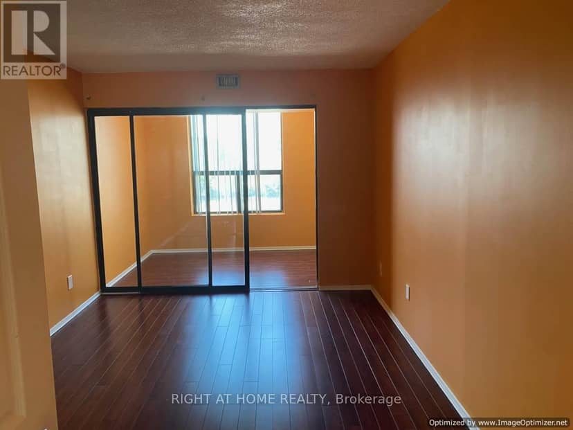302 - 25 Agnes Street — photo 15 of 16