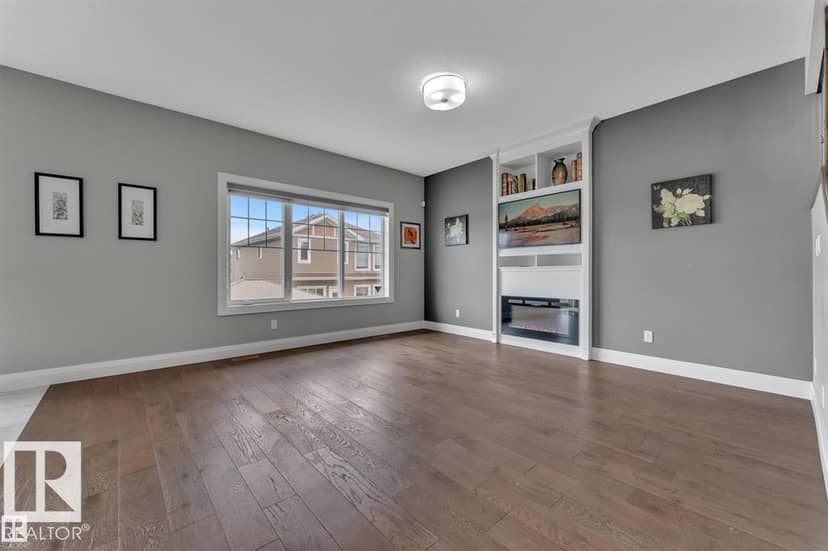 4902 38 ST — photo 13 of 40