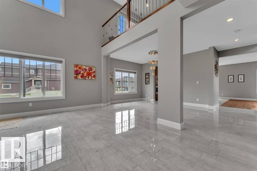 4902 38 ST — photo 9 of 40