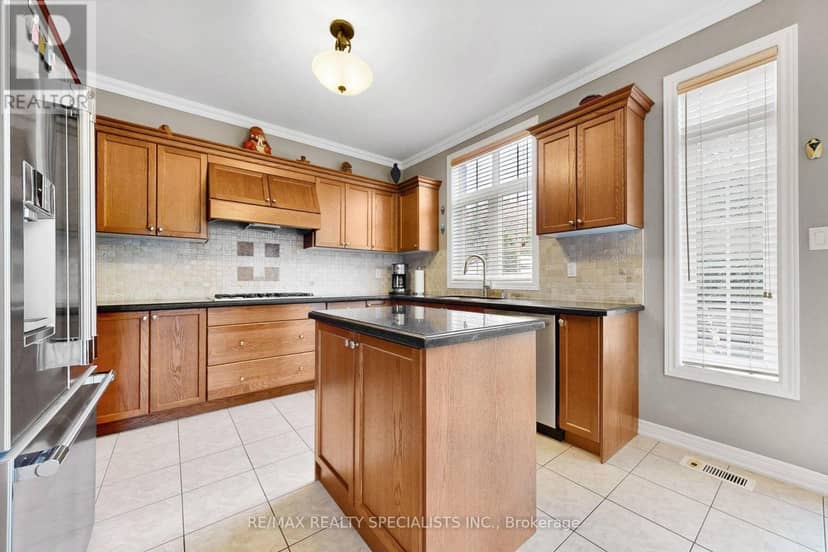 1239 Fox Crescent — photo 11 of 40