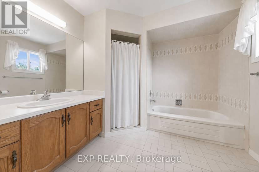 51 Sanderson Crescent — photo 12 of 19