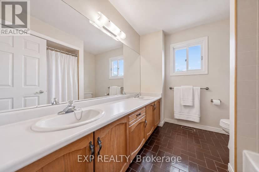 51 Sanderson Crescent — photo 15 of 19