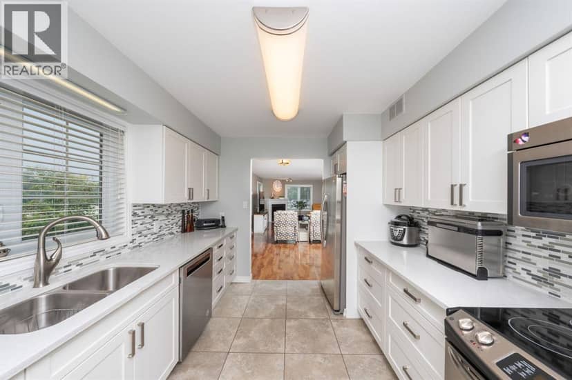 1520 Venetian BOULEVARD Unit# M201 — photo 12 of 40