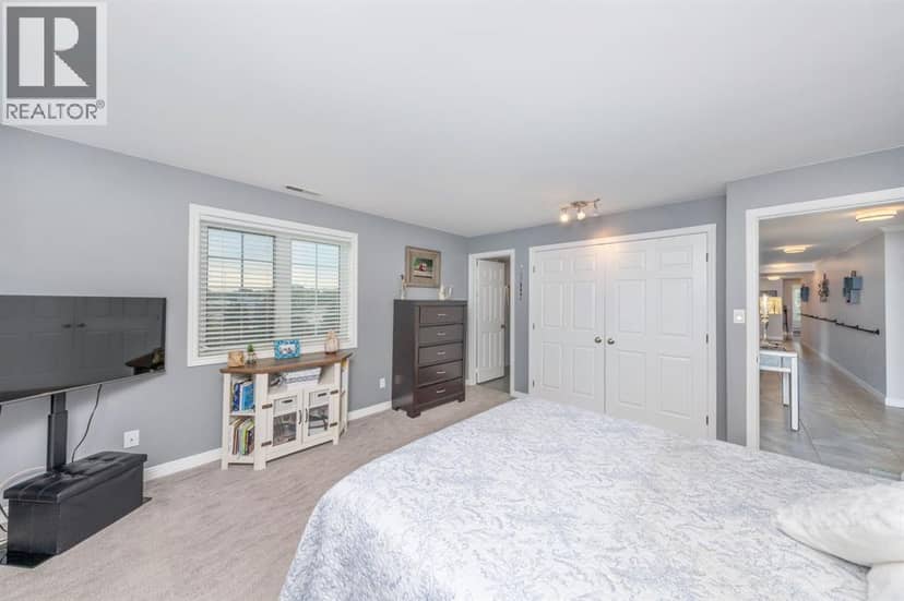1520 Venetian BOULEVARD Unit# M201 — photo 15 of 40