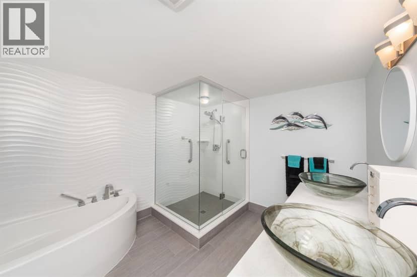 1520 Venetian BOULEVARD Unit# M201 — photo 17 of 40