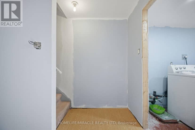 101 Crystalview Crescent — photo 33 of 40