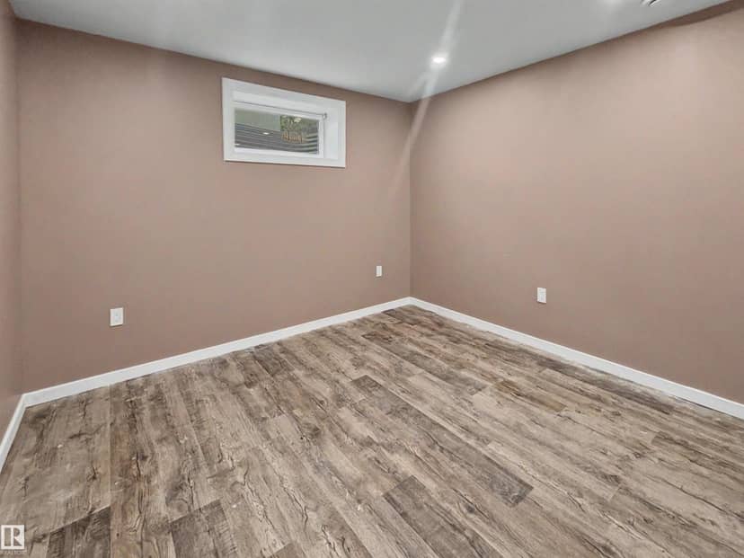 4418 45 AV — photo 17 of 24