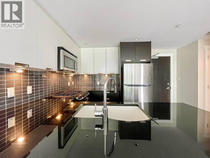 602 2968 GLEN DRIVE, Coquitlam
