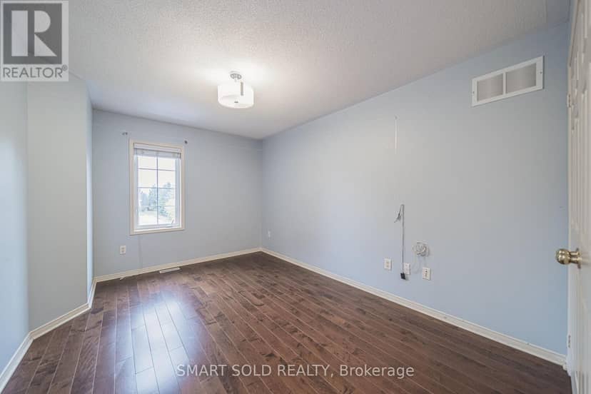 16 Courtney Crescent — photo 26 of 39