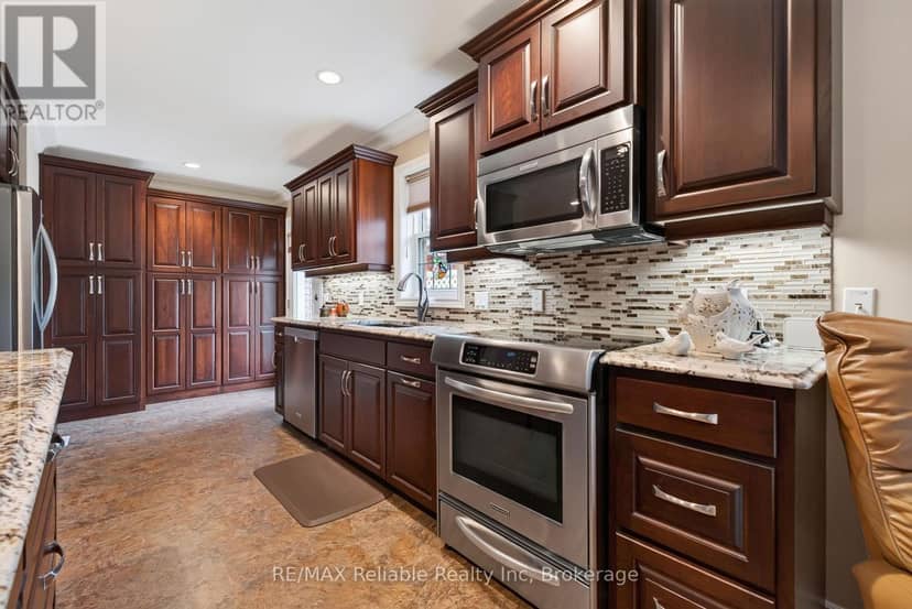 217 Bethune Crescent — photo 12 of 36
