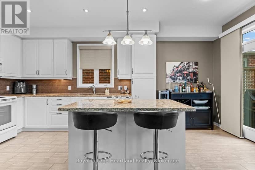 10 Macpherson Avenue — photo 16 of 40
