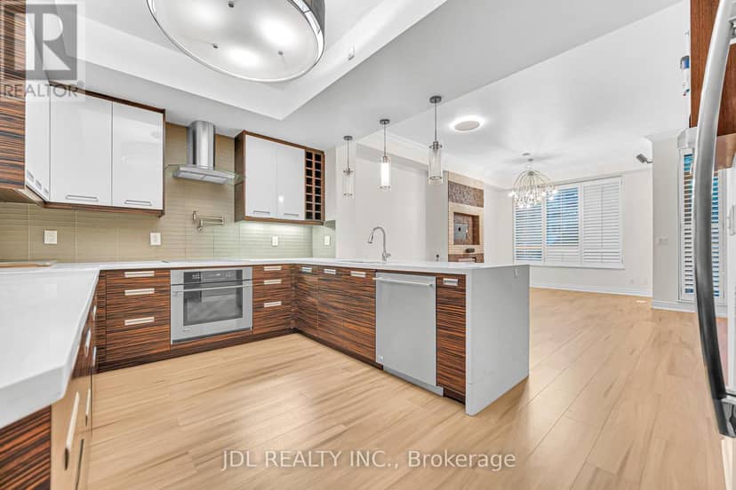 TH07 - 761 Bay Street — photo 13 of 36